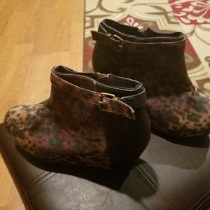 Yellow Box size 7 wedge bootie